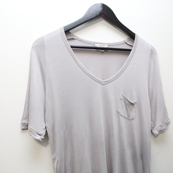 Aritzia Wilfred Free Libre Short Sleeve Grey V-neck Pocket T-shirt - Picture 2 of 4